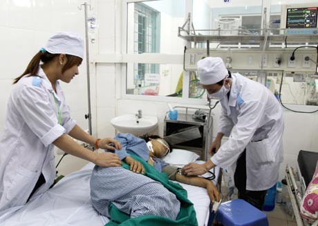 Một nạn nhân trong vụ ngộ độc tập thể được cấp cứu tại Bệnh viện Đa khoa tỉnh Hà Giang.