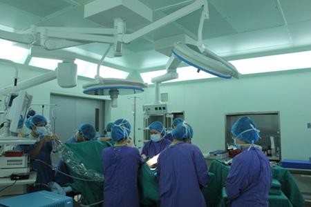 Ca phẫu thuật trị ung thư dạ dày bằng kỹ thuật nội soi tiên tiến tại bệnh viện Vinmec.