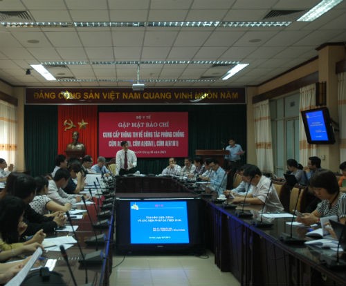 Thứ trưởng Bộ Y tế Nguyễn Thanh Long: Trứng gia cầm và gia cầm đã làm sạch được ướp lạnh nhập về Việt Nam vẫn có nguy cơ mang mầm bệnh cúm A H7N9. Ảnh NL