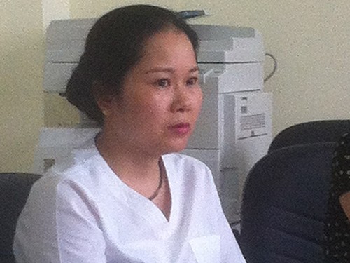 Bà Bùi Thị Phương Hoa lại bị tố tiêm vắc-xin đã pha sẵn cho trẻ. Ảnh: DƯƠNG LAM