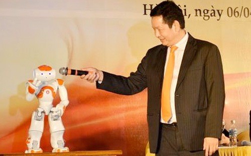 Ông Trương Gia Bình và chú robot Smartoshin, tại đại hội cổ đông của FPT diễn ra hôm 6/4 vừa qua.