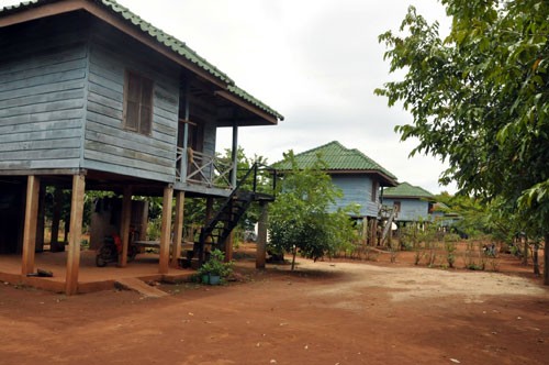 Cty caosu Việt Lào xây dựng nhà mới, cấp miễn phí cho những hộ công nhân sản xuất giỏi