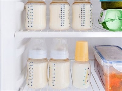 Nhiều bà mẹ chọn cách vắt sữa bảo quản lạnh để duy trì cho con bú sữa mẹ khi đi làm xa. Ảnh: parents.