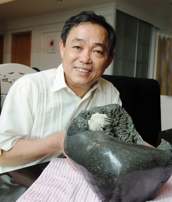 Ông Huỳnh Uy Dũng giới thiệu về hoa ưu đàm 3.000 năm nở một lần trên hòn đá tại khu du lịch Đại Nam và cho rằng có được nhờ nhân duyên trời phật.