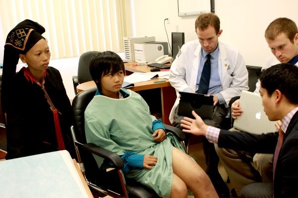 Bệnh nhân Triệu Thị Chày, người dân tộc thiểu số bị chân voi đang được các bác sĩ Hoa Kỳ khám tại Vinmec