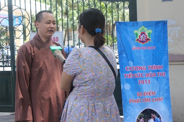 Sư thầy chùa Hưng khánh phát biểu cảm nghĩ về chương trình Tiếp sức mùa thi 2013 của TH True Milk.