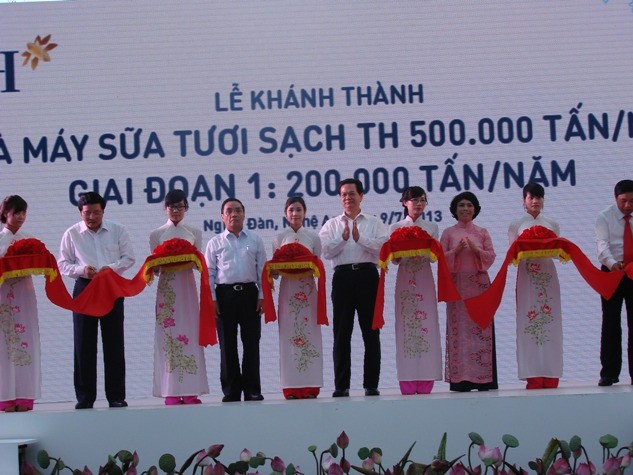 Thủ tướng Nguyễn Tấn Dũng và Thủ tướng nước CHND Lào Thongsing Thammavong tham dự lễ cắt băng khánh thành nhà máy sữa tươi lớn nhất Đông Nam Á của Tập đoàn TH.