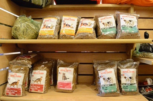 Thức ăn cho chó mèo là loại sản phẩm bán rất đắt hàng, thường có giá giao động từ 50.000 đồng tới 200.000 đồng/gói.