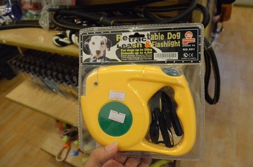 Những người nuôi chó thường có nhu cầu dắt đi dạo khá cao, nên dây dắt cũng có nhiều chủng loại. Trong hình là 1 cuộn dây dắt có thể quấn gọn lại được, có đèn pin ở tay cầm. Sản phẩm như vậy có giá hơn 100.000 đồng.