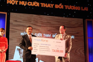 Tổng giám đốc MobiFone, ông Mai Văn Bình trao tặng số tiền thu từ bán vé Rockstorm cho Operation Smile Việt Nam.