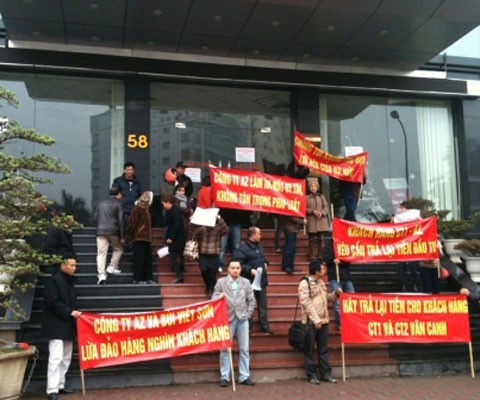 Khách hàng biểu tình trước trụ sở cũ của AZ Land tại 58 Trần Thái Tông
