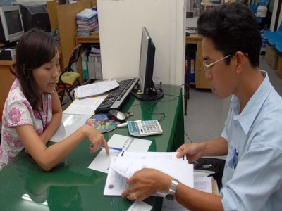 Cán bộ thuế hướng dẫn kê khai thuế thu nhập cá nhân tại TP.HCM - Ảnh: D.Đ.Minh.