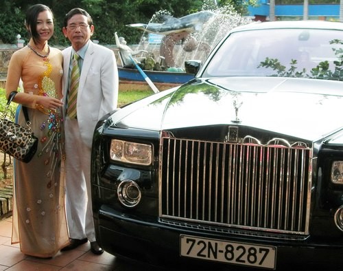 Đại gia Lê Ân cùng vợ thứ 6 bên siêu xe mua với giá trên 1,5 triệu USD. Ảnh: Duy Khang