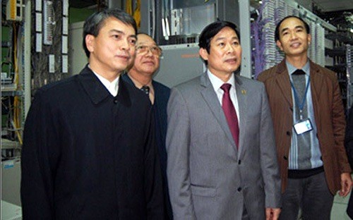 Ông Trần Mạnh Hùng (ngoài cùng bên trái) giới thiệu hệ thống mạng viễn thông của Hà Nội với Bộ trưởng Bộ Thông tin và Truyền thông Nguyễn Bắc Son - Ảnh: ITCnews.