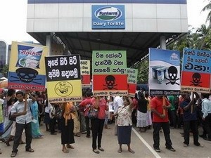 Người dân Sri Lanka biểu tình bên ngoài trụ sở của Fontera tại nước này. (Nguồn: Reuters)