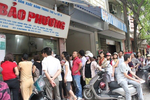 Cảnh người dân đứng xếp hàng chờ đến lượt mua bánh trung thu (ảnh: Hiền Anh)