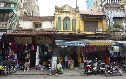 Hàng loạt căn hộ khu phố cổ Hà Nội đang được rao bán nhưng không mấy người hỏi mua.