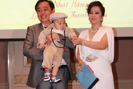Cậu bé tỷ phú Huỳnh Hằng Hữu, con trai của ông chủ Đại Nam Huỳnh Uy Dũng và bà Nguyễn Phương Hằng.