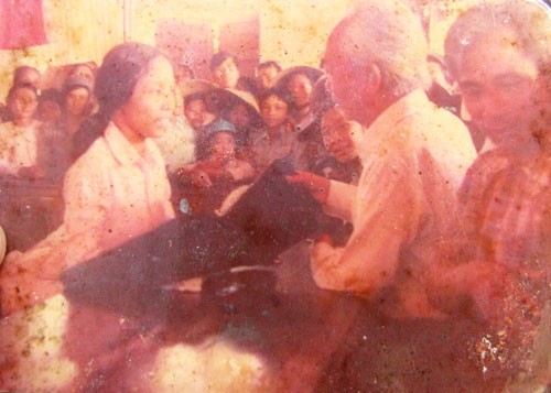 Bức ảnh lưu lại hình ảnh Đại tướng Võ Nguyên Giáp đến thăm và mua 2 m vải tại Cửa hàng thương nghiệp Tuy Lộc mà bà Dậu lưu giữ.