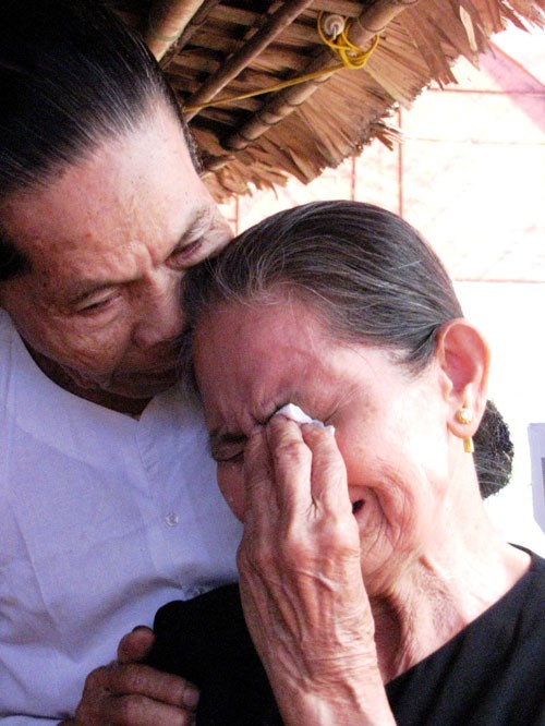 Bà Võ Thị Hoa, một người trong họ hàng với đại tướng, khóc nức nở khi đến thắp hương tại nhà lưu niệm.