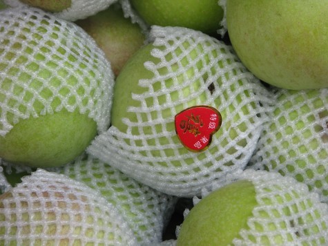 Không chỉ riêng táo đỏ, loại táo xanh này vẫn còn dán nguyên tem xuất xứt Trung Quốc.