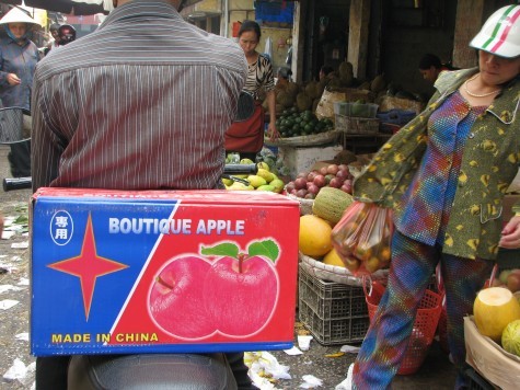Khách hàng muốn mua hoa quả tại chợ Long Biên cũng phải mua cả thùng nguyên tem, mác như thế này.