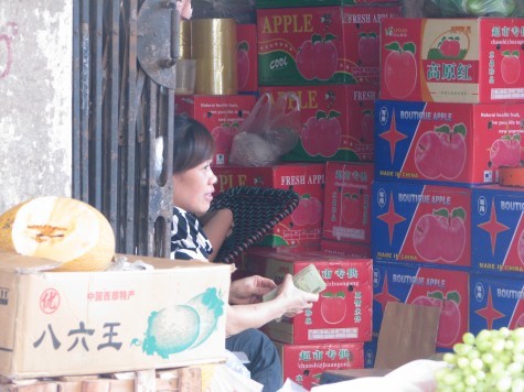 Xung quanh người bán, người mua đâu đâu cũng là chữ Trung Quốc đến hoa cả mắt.
