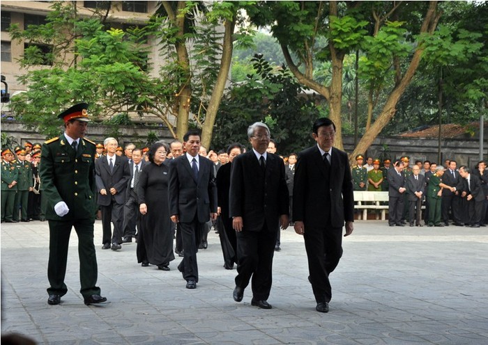 Chủ tịch nước Trương Tấn Sang dẫn đầu đoàn đại biểu Nhà nước, Chủ tịch Quốc hội Nguyễn Sinh Hùng dẫn đầu đoàn Quốc hội.