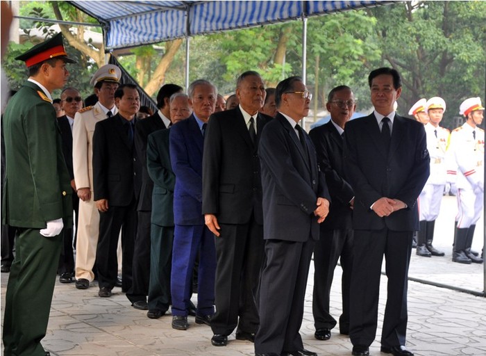 Thủ tướng Nguyễn Tấn Dũng dẫn đầu đoàn Chính phủ vào viếng Đại tướng Võ Nguyên Giáp.