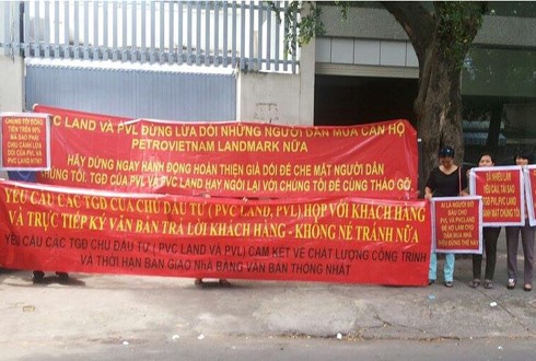 Băng rôn, bảng chữ của khách hàng mua chung cư Petro Vietnam Landmark giăng đầy trước trụ sở của Công ty PVC Land trưa 16/10. Ảnh: Vũ Lê.