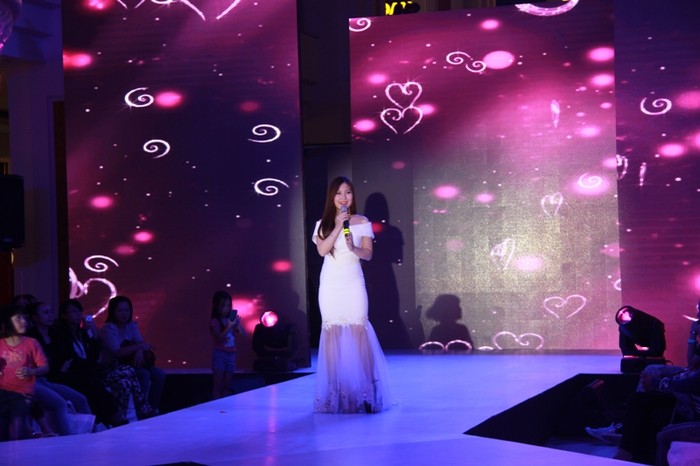 Quán quân Giọng hát Việt, ca sĩ Hương Tràm, khách mời đặc biệt của đêm hội thời trang ngọt ngào thể hiện bài hát Hương Ngọc Lan.