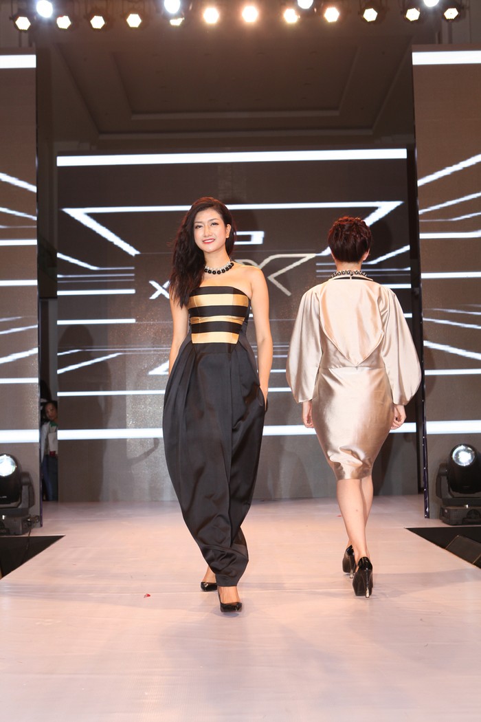Các người mẫu trình diễn bộ sưu tập trên chất liệu tơ tằm của nhà thiết kế Xuân Lê.