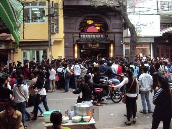 Khách tập trung đông tại cửa hàng hôm 24/10 (ảnh do bác Nguyễn Mạnh Cương cung cấp).