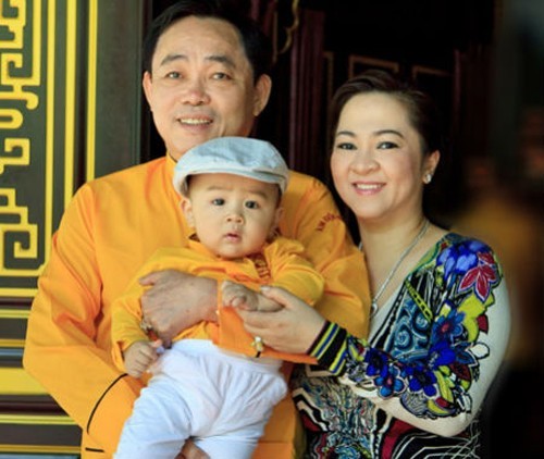 Gia đình hiện tại của đại gia Huỳnh Uy Dũng.