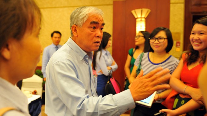 Ông Lê Hùng Dũng, chủ tịch HĐQT Eximbank, trao đổi với báo giới tối 14-11 xung quanh thông tin về cắt giảm nhân sự, tình hình kinh doanh ngân hàng - Ảnh: T.Đạm