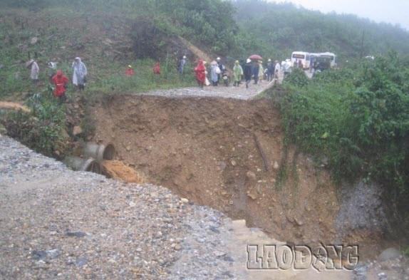 Sạt lở nặng các tuyến đường vào mỏ vàng Bồng Miêu