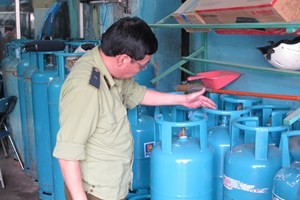 Lực lượng Quản lý thị trường Hà Nội đang kiểm tra việc tuân thủ pháp luật của các doanh nghiệp kinh doanh gas (Ảnh: Đức Duy/Vietnam+) Lực lượng Quản lý thị trường Hà Nội đang kiểm tra việc tuân thủ pháp luật của các doanh nghiệp kinh doanh gas (Ảnh: Đức Duy/Vietnam+)