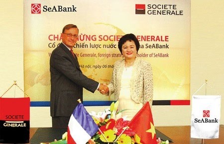 Đại diện Société Générale và bà Nguyễn Thị Nga tại một sự kiện của hai bên.