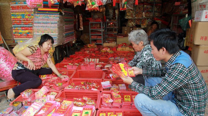 Bao lì xì Trung Quốc bày bán tràn ngập tại nhiều cửa hàng trên đường Hải Thượng Lãn Ông (Q.5, TP.HCM) - Ảnh: Hữu Khoa