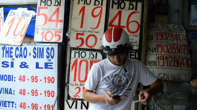 Người tiêu dùng nạp tiền trả trước cho dịch vụ 3G tại một cửa hàng trên đường Phạm Ngũ Lão, Q.Gò Vấp, TP.HCM Ảnh: Thuận Thắng.