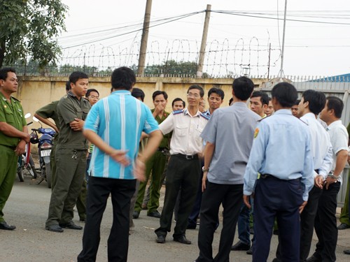 Cuộc cãi vã, xô xát giữa đại diện các ngân hàng xảy ra trước cửa kho của Công ty Trường Ngân. Ảnh: Nguyệt Triều.