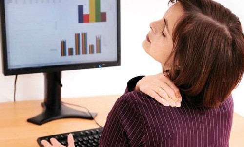 Dân văn phòng phải đứng nhiều hoặc ngồi nhiều dễ mắc các bệnh đau vai gáy, đau lưng. Ảnh minh họa: gofitty