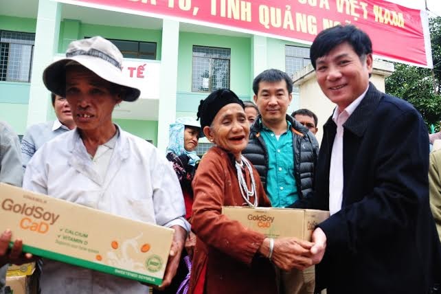 Đại diện Cục An toàn Thực phẩm (Bộ Y Tế) & Vinamilk trao quà cho người dân vùng lũ Quảng Ngãi.