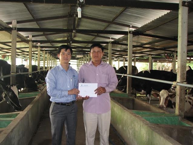 Đại diện công ty Vinamilk trao quà hỗ trợ chăm lo Tết cho hộ ông Phan Văn Phú - Ấp Giồng Sao, xã Tân Phú Trung, Huyện Củ Chi, TP.HCM