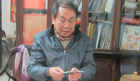 Họa sỹ Trần Tiến đang kể lại chuyện “vẽ tiền”.