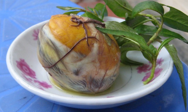 Cá mè , trứng vịt lộn thường là những món người dân kiêng ăn vào đầu năm mới .