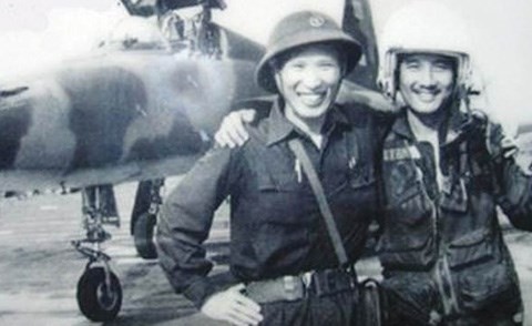 Nguyễn Thành Trung (bên phải) sau trận ném bom Dinh Độc Lập 4/1975. Ảnh: TL