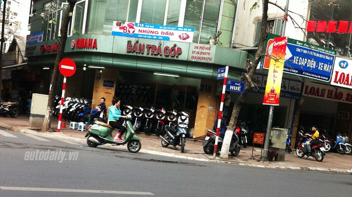 Cảnh &quot;chợ chiều&quot; của các cửa hàng kinh doanh xe máy nhập khẩu trên phố Huế (Hà Nội)