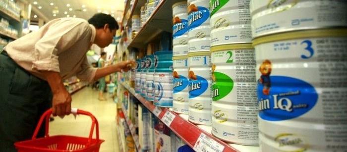 Người tiêu dùng chọn mua sữa - Ảnh minh họa
