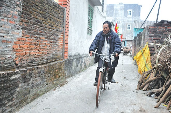 Dù bị mù nhưng ông Sơn vẫn biết đi xe đạp và buôn bán khắp nơi.